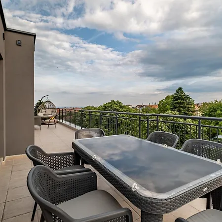 Aria Luxury Apartmet דירה *